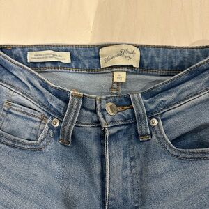 Universal Thread Women's High-Rise Light Wash Straight Jeans